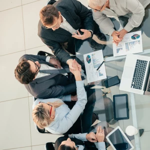 Przewodnik: kapsułowa garderoba dla kobiet 30+: 25 ponadczasowych elementów, porady stylizacyjne i lista zakupów na każdą kieszeń